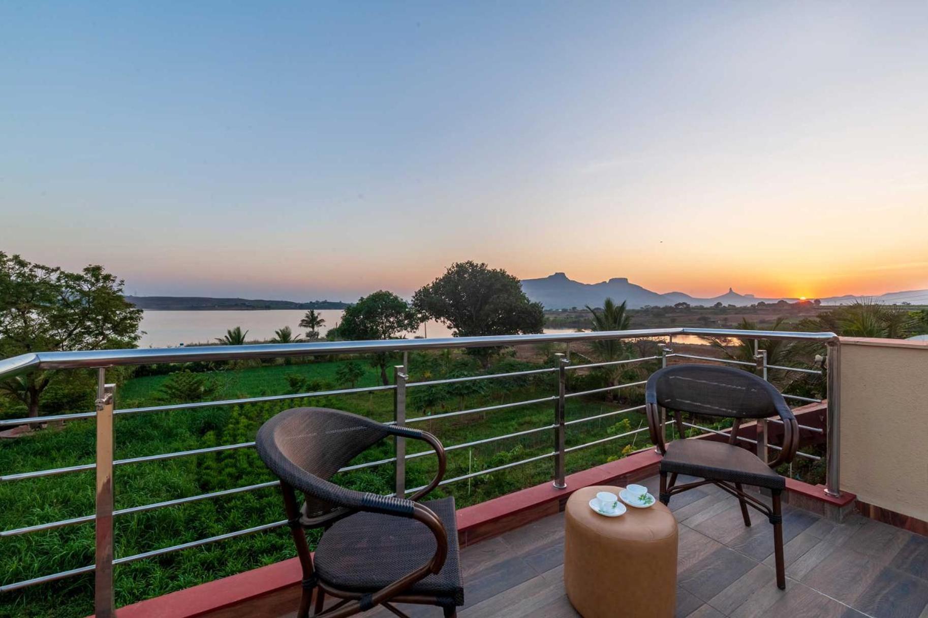 Luna Villa By Stayvista - Lakeside Charm With Terrace, Lush Lawn & Modern Decor Nászik Kültér fotó
