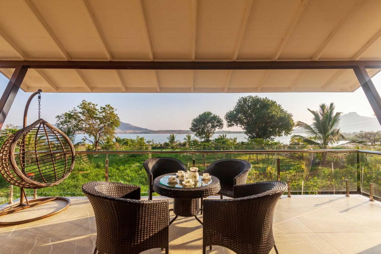 Luna Villa By Stayvista - Lakeside Charm With Terrace, Lush Lawn & Modern Decor Nászik Kültér fotó