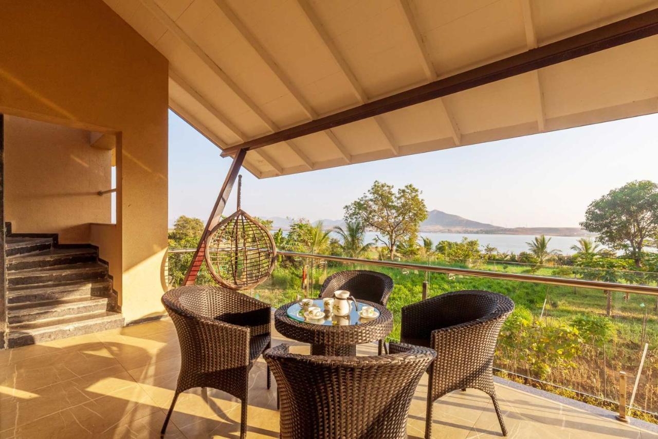 Luna Villa By Stayvista - Lakeside Charm With Terrace, Lush Lawn & Modern Decor Nászik Kültér fotó