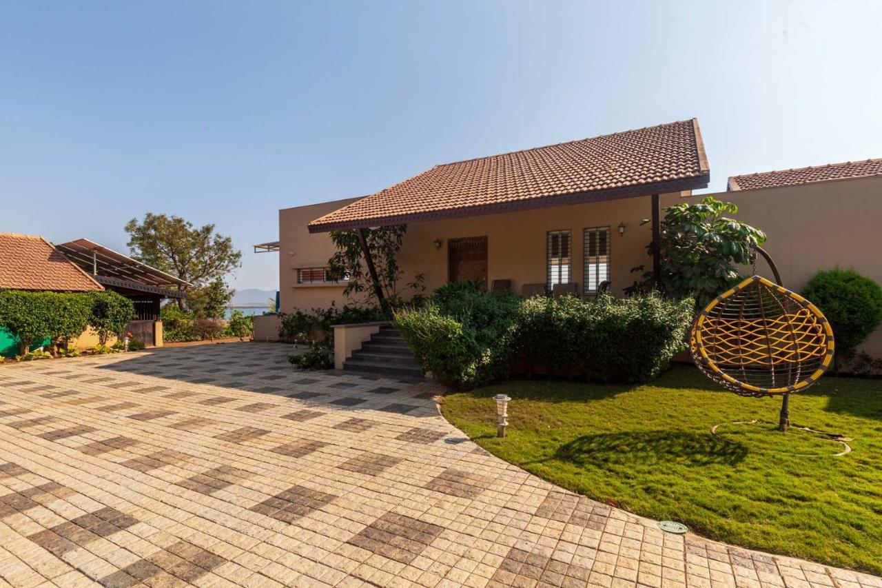 Luna Villa By Stayvista - Lakeside Charm With Terrace, Lush Lawn & Modern Decor Nászik Kültér fotó
