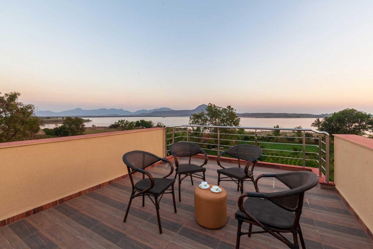 Luna Villa By Stayvista - Lakeside Charm With Terrace, Lush Lawn & Modern Decor Nászik Kültér fotó